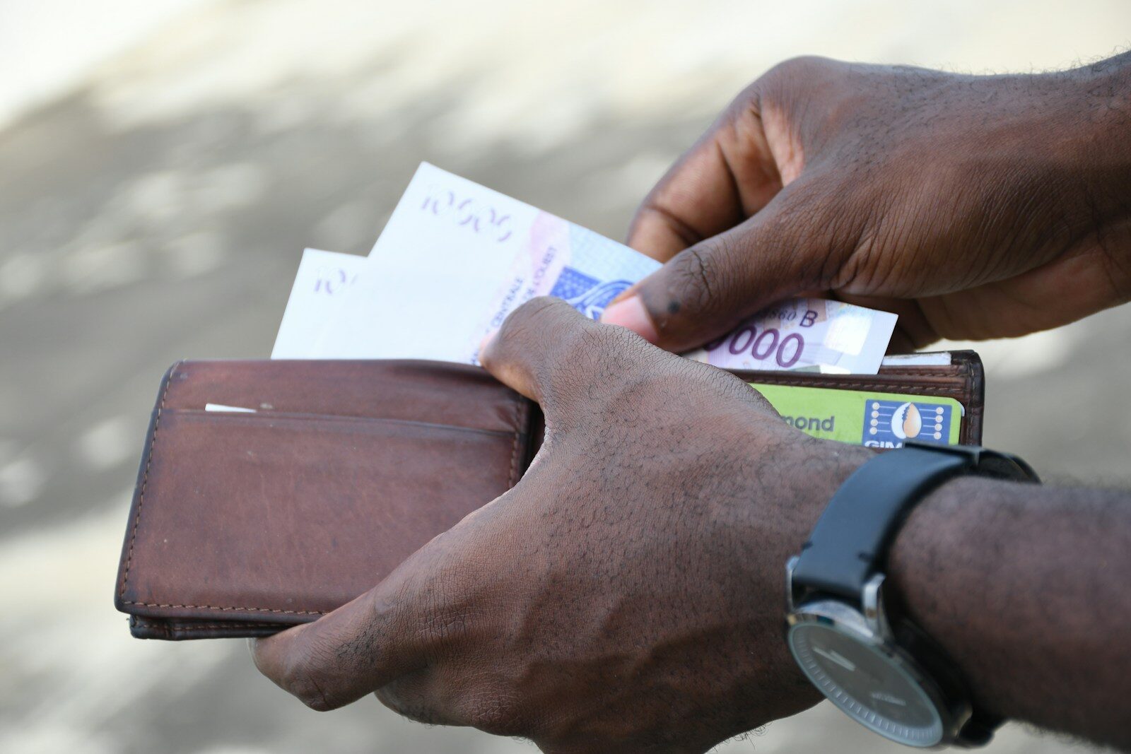 African hands counting money